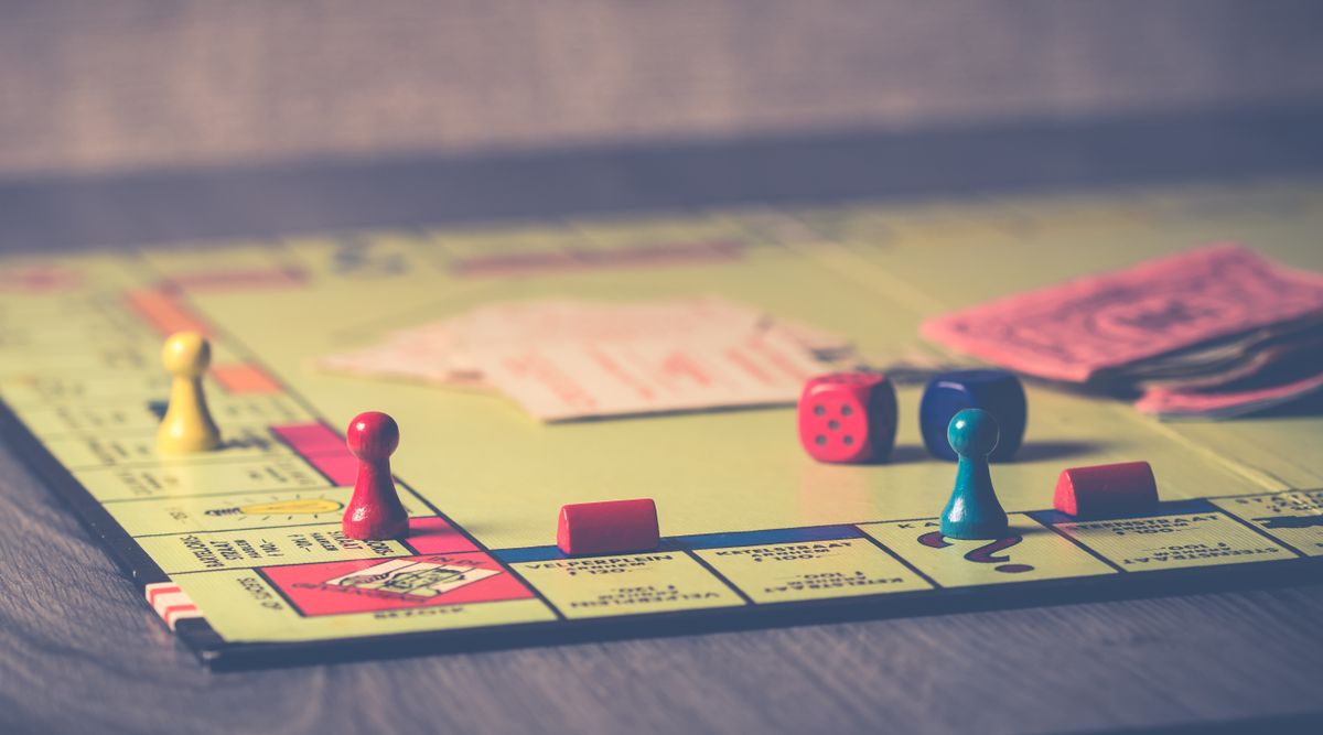Piezas de juegos de mesa sobre una mesa de cafetería Madrid